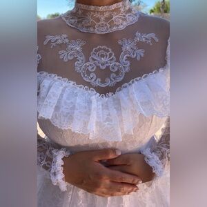 Vintage 1980s Elegant White Lace Wedding Dress and Veil